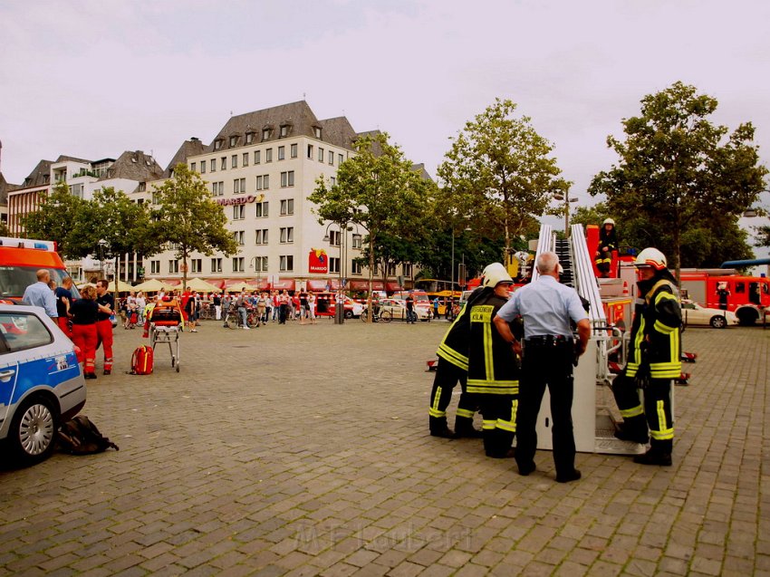 2 Denkmalkletterer hielten Feuerwehr und Polizei in Trapp Koeln Heumarkt P018.JPG